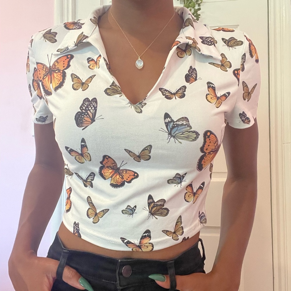 Butterfly print SHEIN collared short sleeve crop top